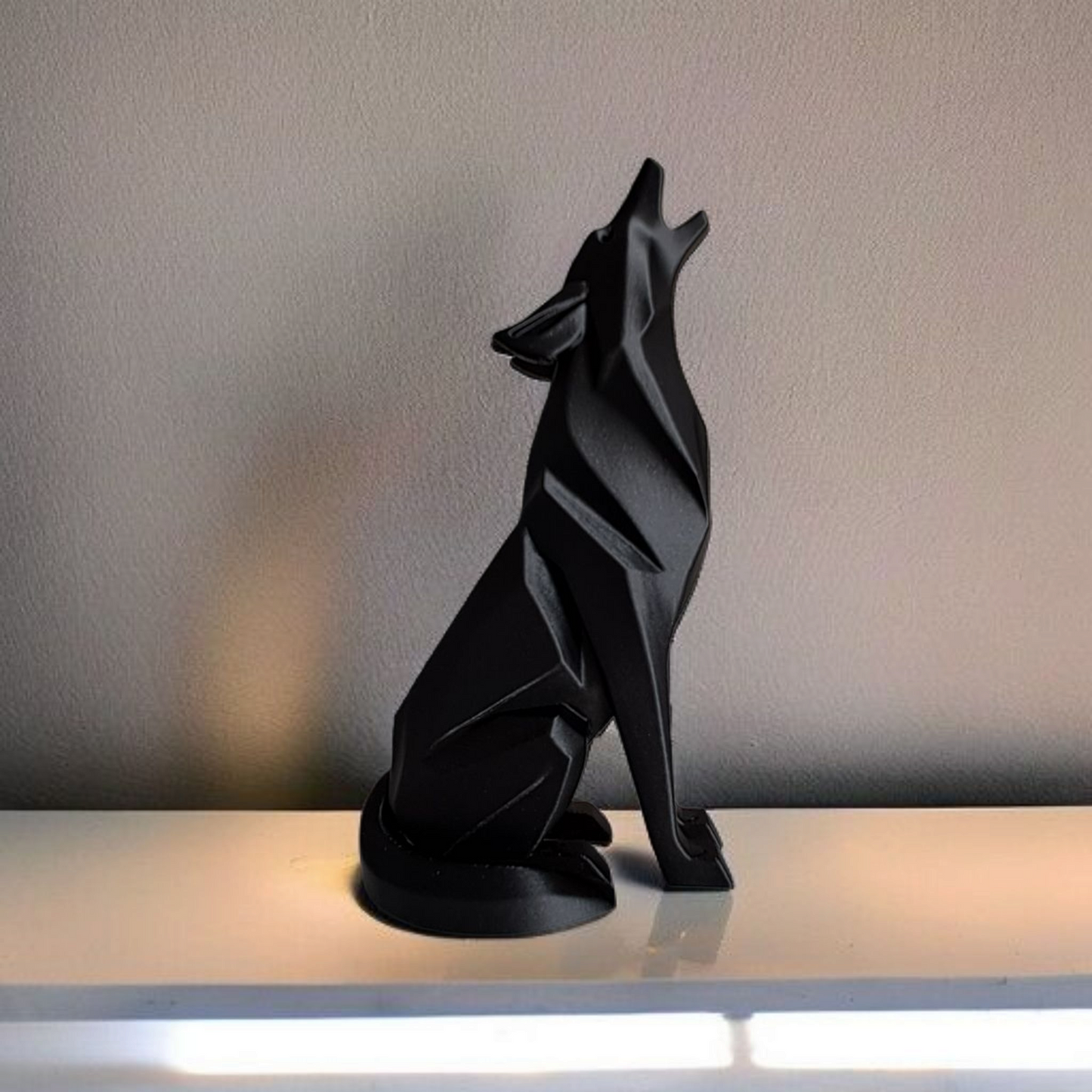 Minimalistische Wolfsfigur „Sitting“ – Skulptur
