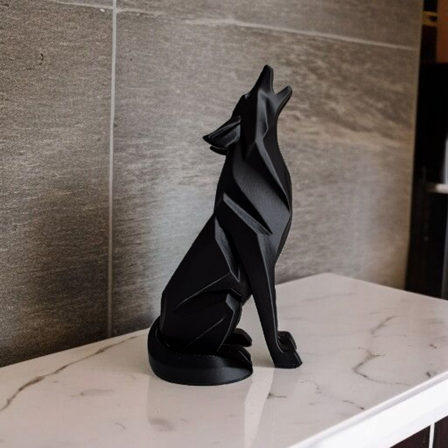 Minimalistische Wolfsfigur „Sitting“ – Skulptur