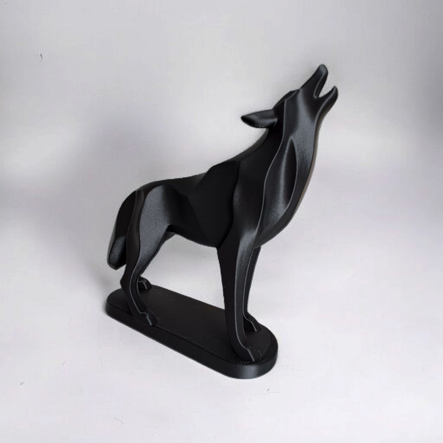 Minimalistische Wolfsfigur „Standing“ – Skulptur