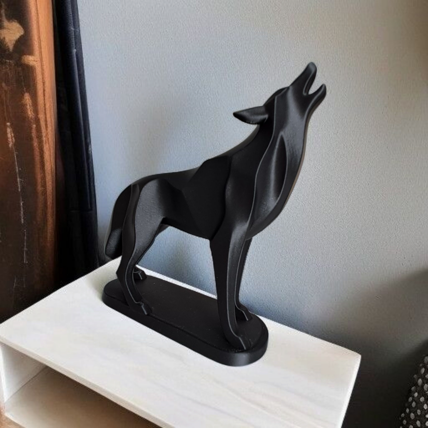 Minimalistische Wolfsfigur „Standing“ – Skulptur