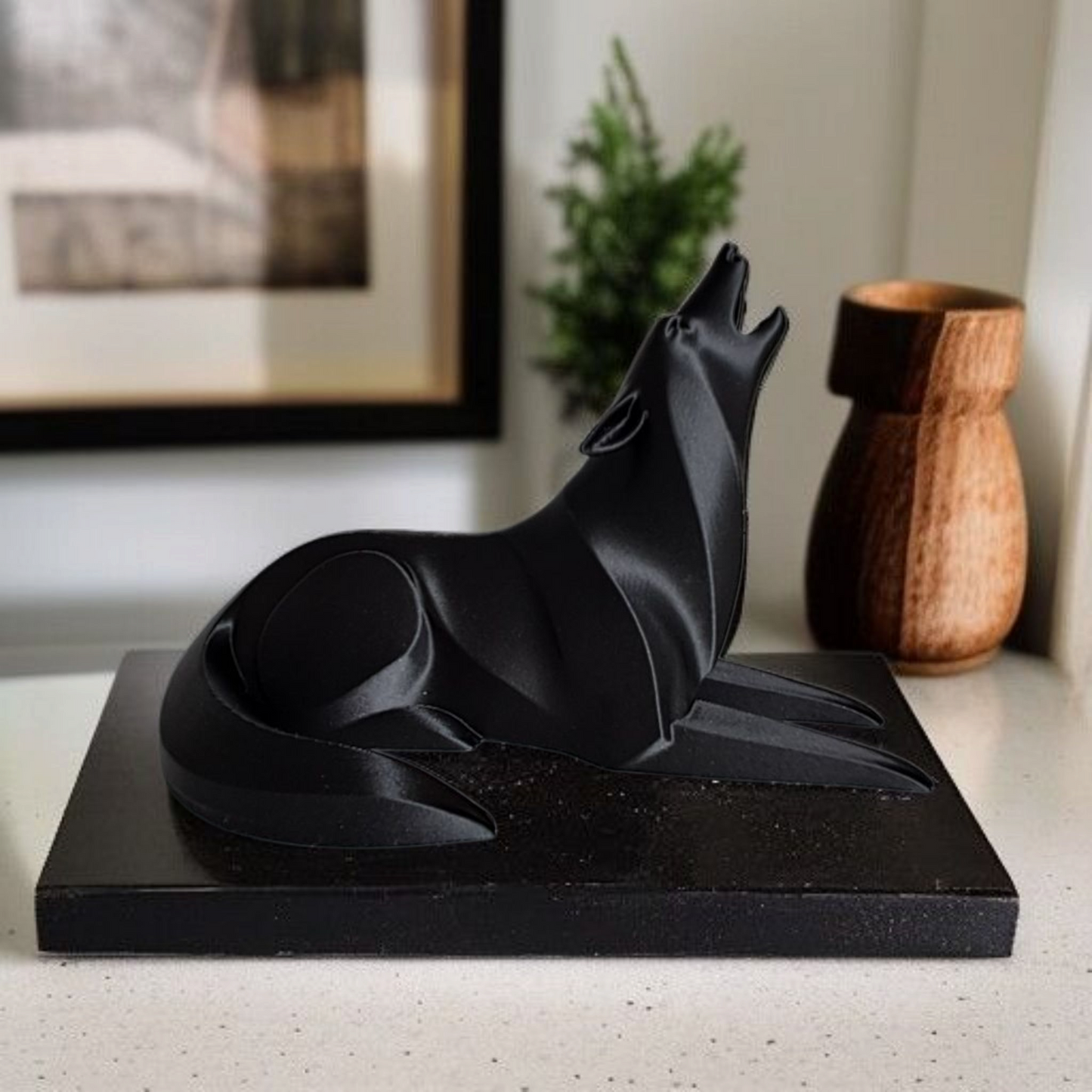 Minimalistische Wolfsfigur „Lying“ – Skulptur