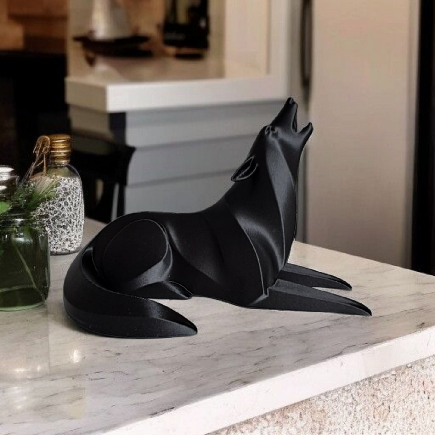 Minimalistische Wolfsfigur „Lying“ – Skulptur