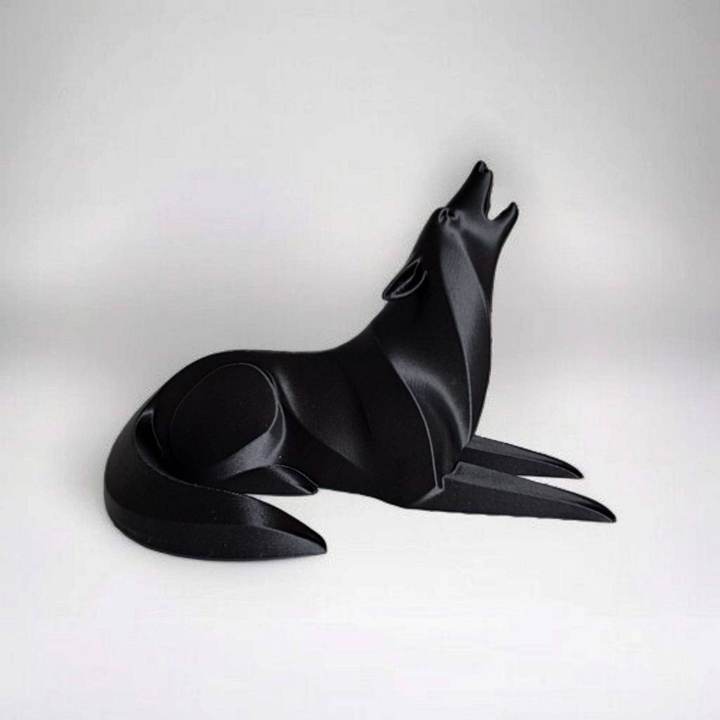Minimalistische Wolfsfigur „Lying“ – Skulptur