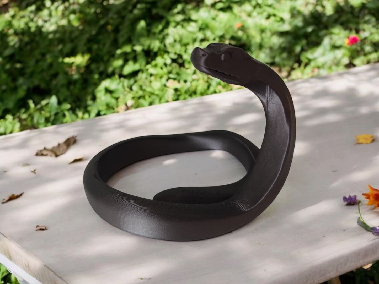 Minimalistische Schlange „BlackMamba“ – Skulptur
