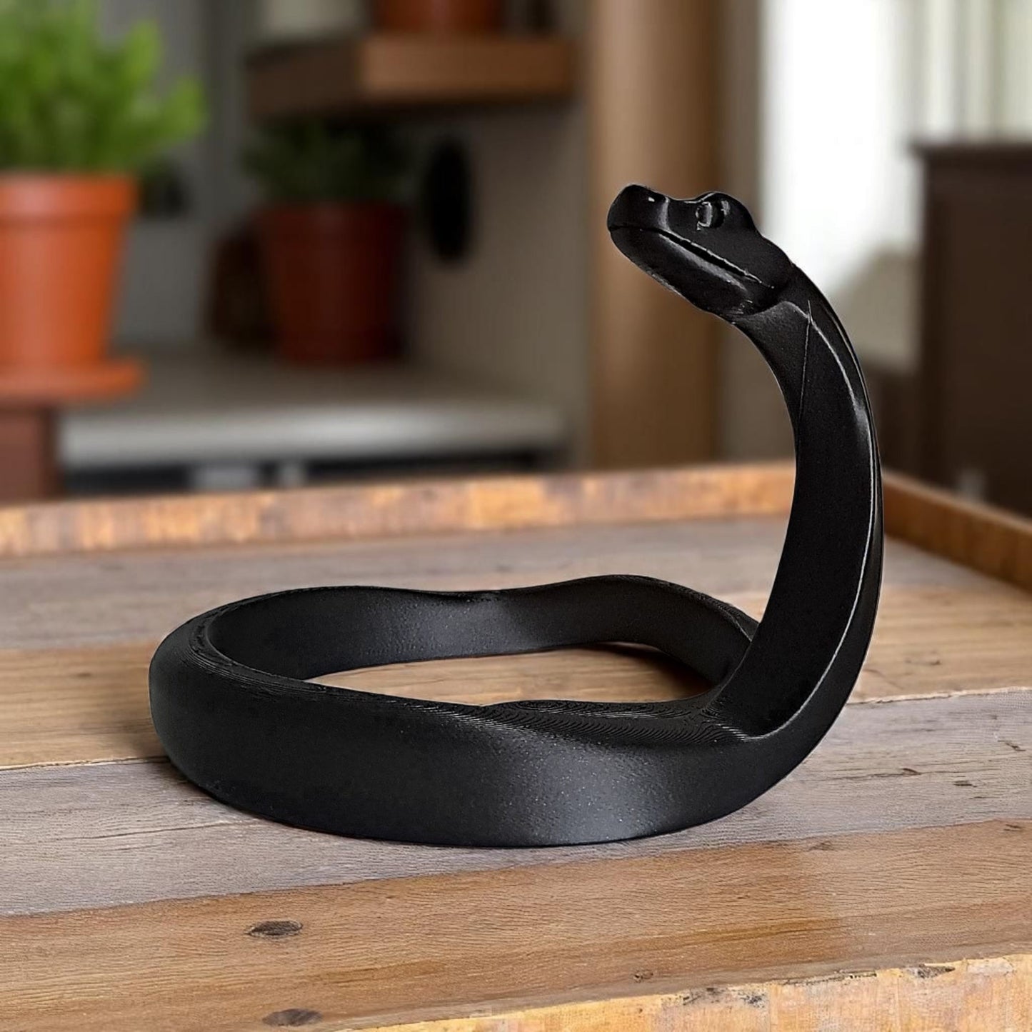 Minimalistische Schlange „BlackMamba“ – Skulptur
