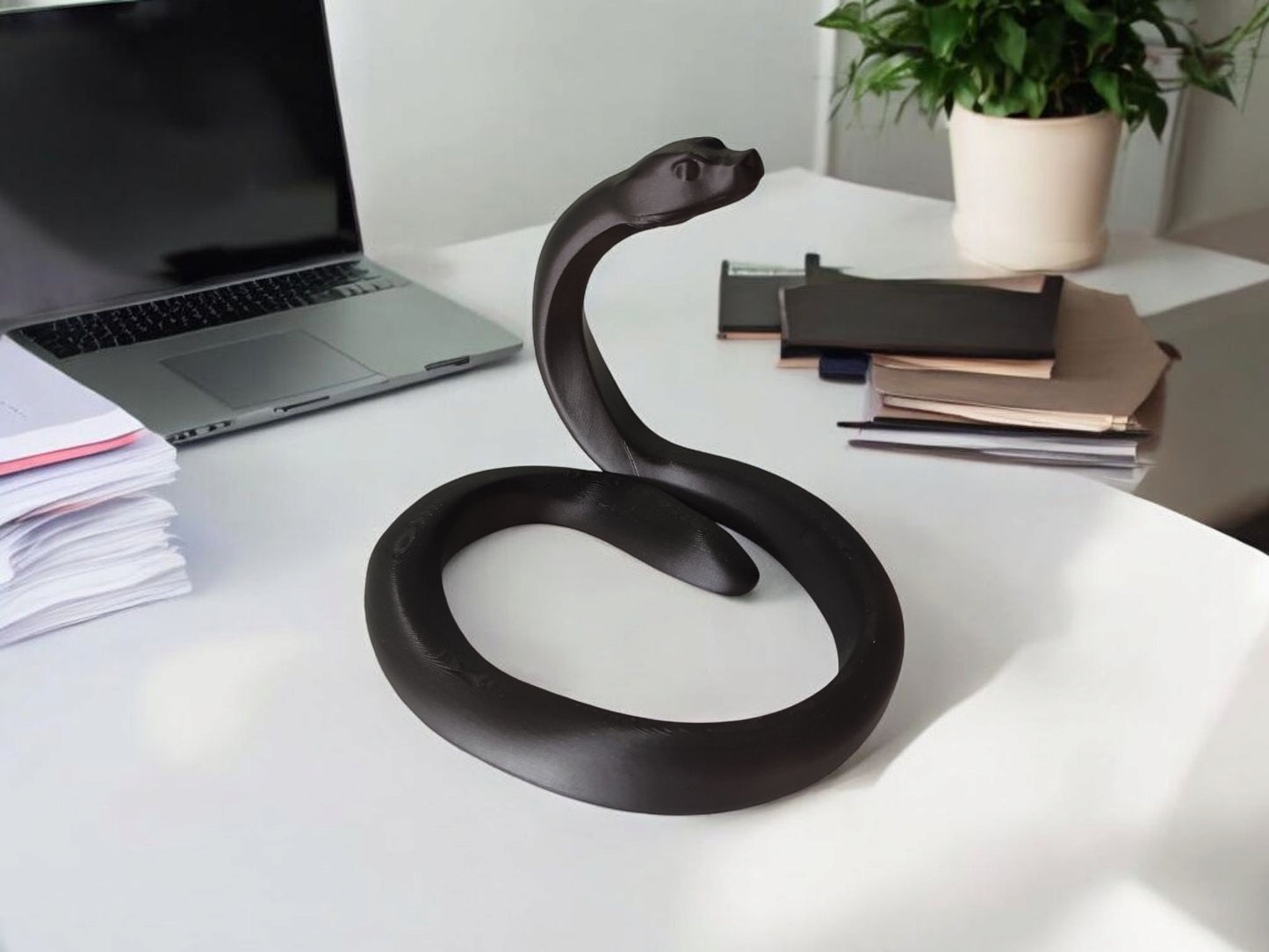 Minimalistische Schlange „BlackMamba“ – Skulptur
