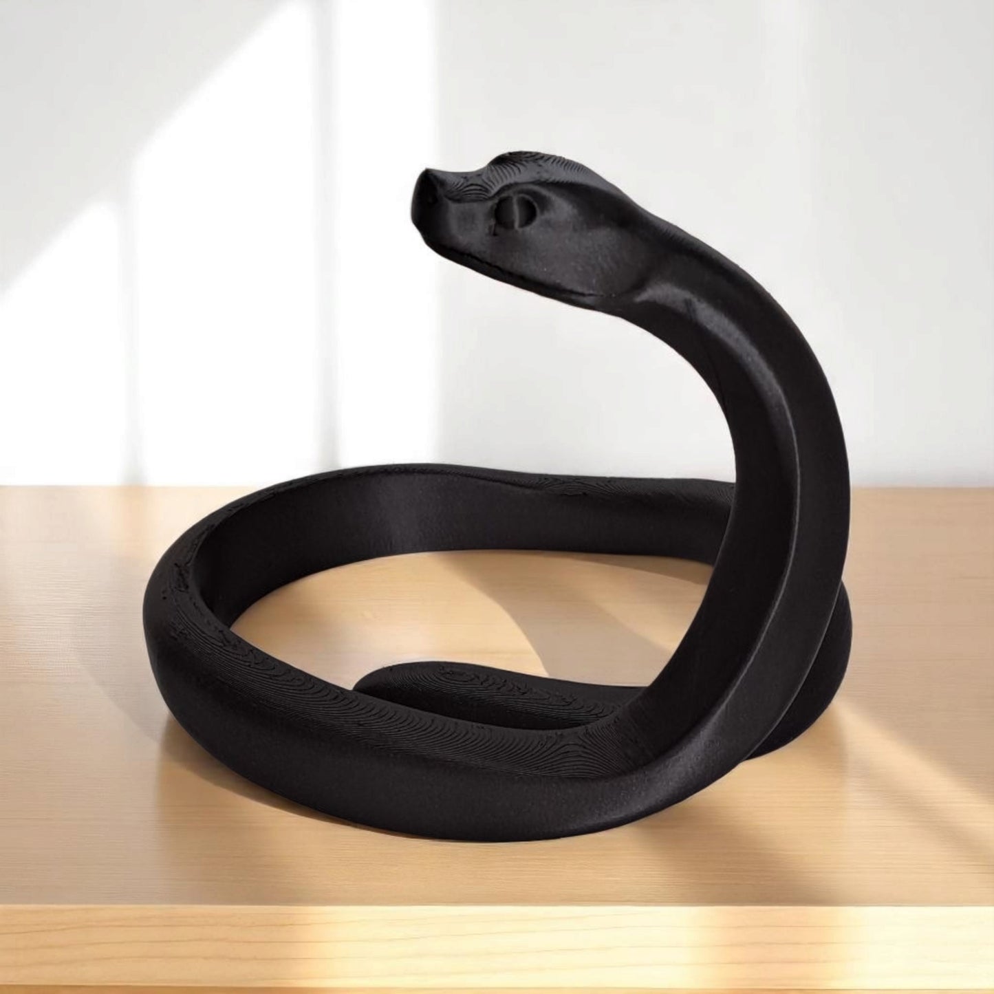 Minimalistische Schlange „BlackMamba“ – Skulptur