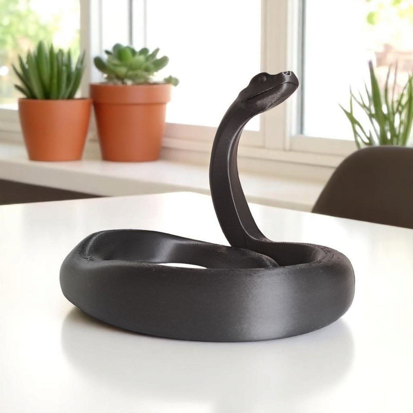 Minimalistische Schlange „BlackMamba“ – Skulptur