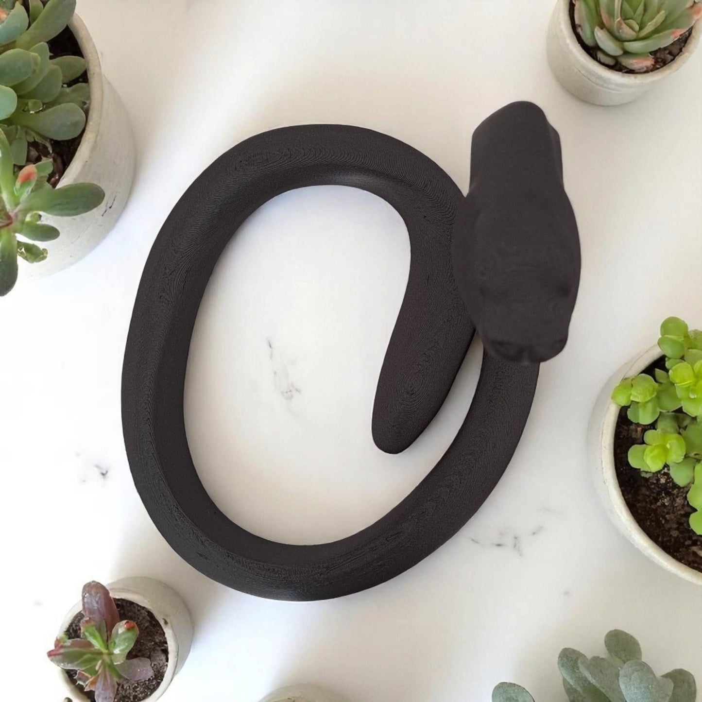 Minimalistische Schlange „BlackMamba“ – Skulptur