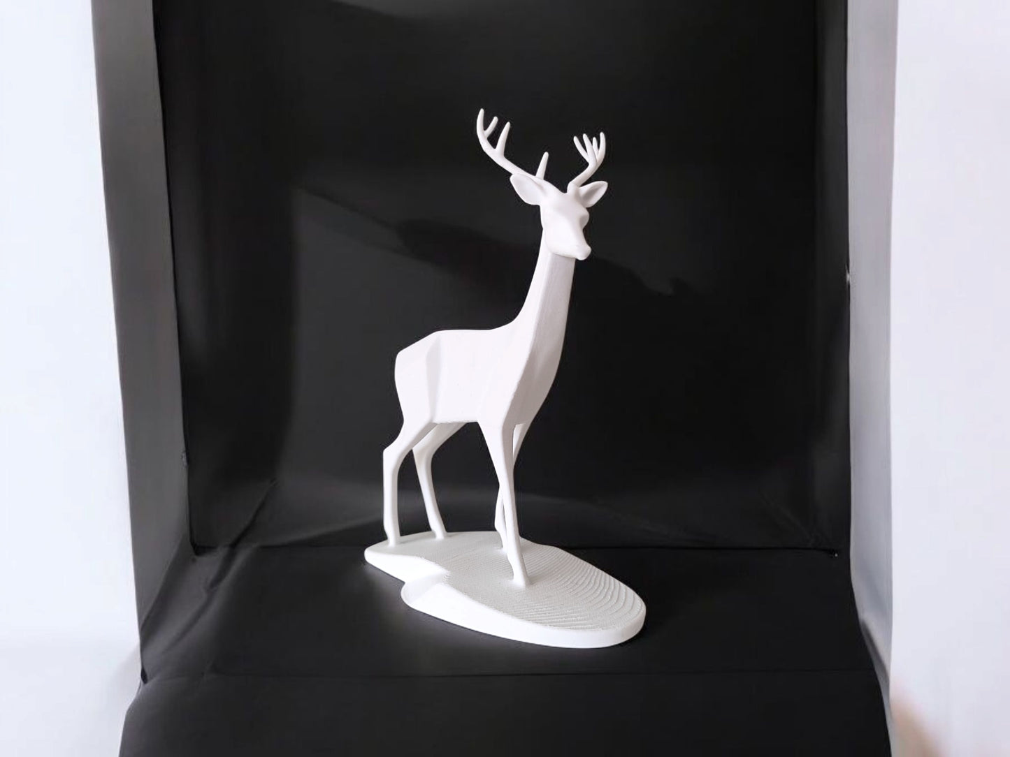Minimalistische Hirsch „Stag“ – Skulptur