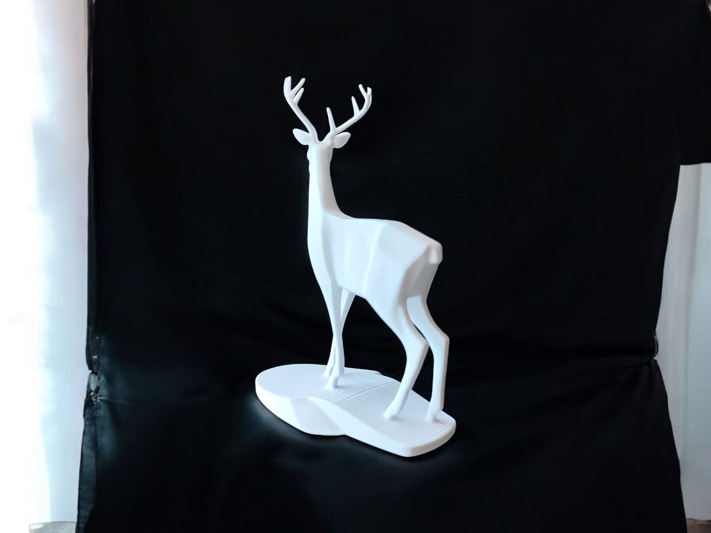 Minimalistische Hirsch „Stag“ – Skulptur
