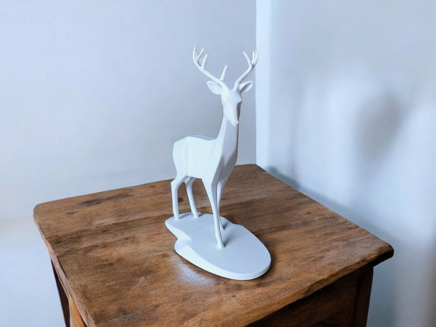 Minimalistische Hirsch „Stag“ – Skulptur