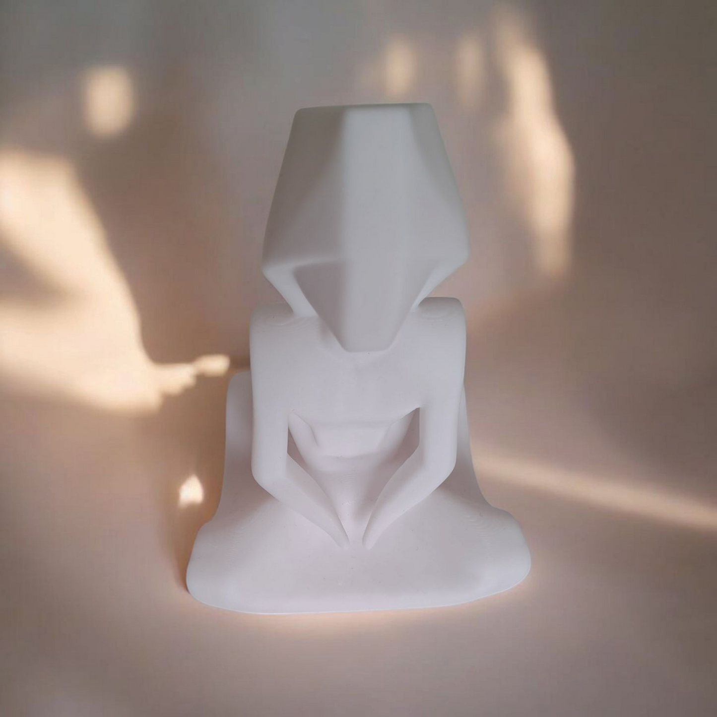 Minimalistische Figur „The Silent Woman “ – Skulptur