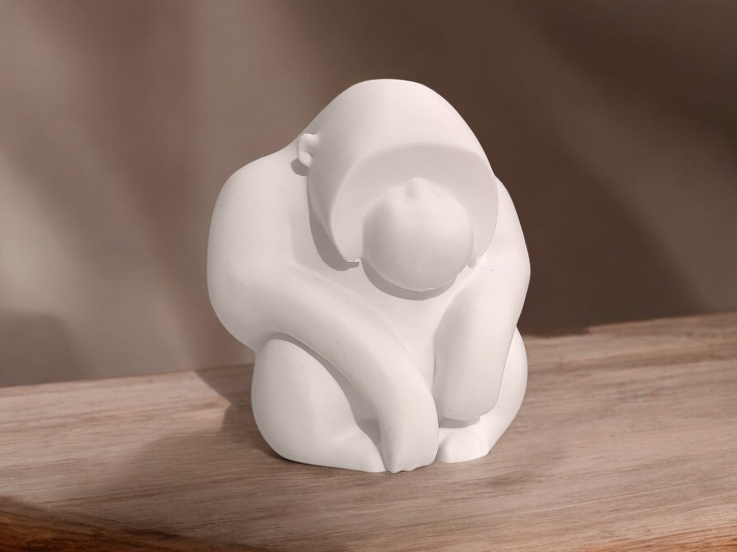 Minimalistische Orang-Utan Figur „Orang“ – Skulptur