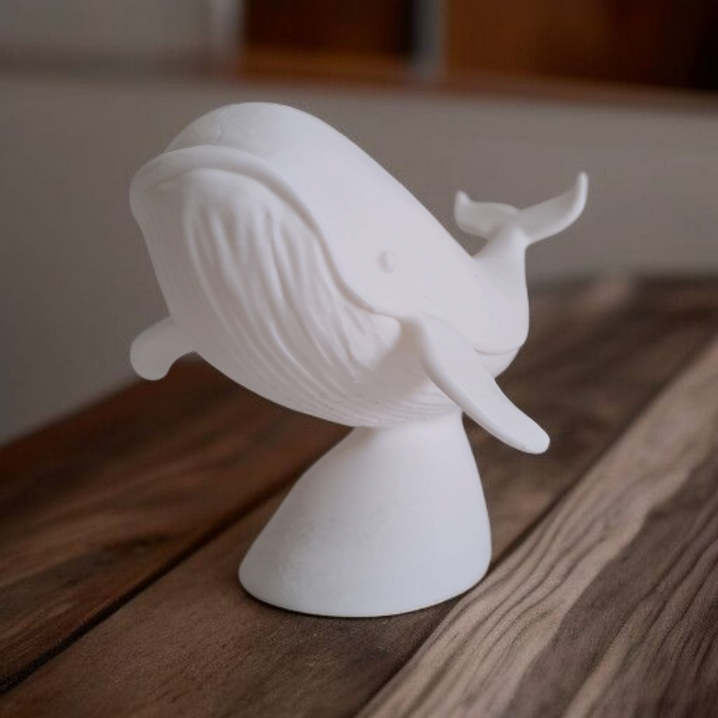 Minimalistische Wal Figur „Whale on Stand“ – Skulptur