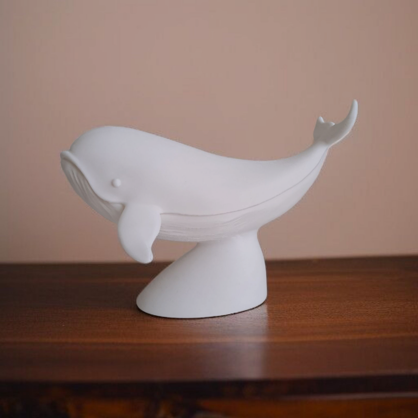 Minimalistische Wal Figur „Whale on Stand“ – Skulptur