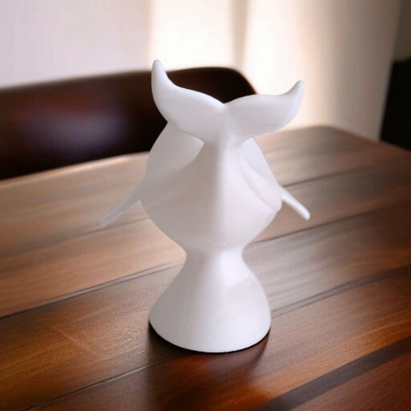 Minimalistische Wal Figur „Whale on Stand“ – Skulptur