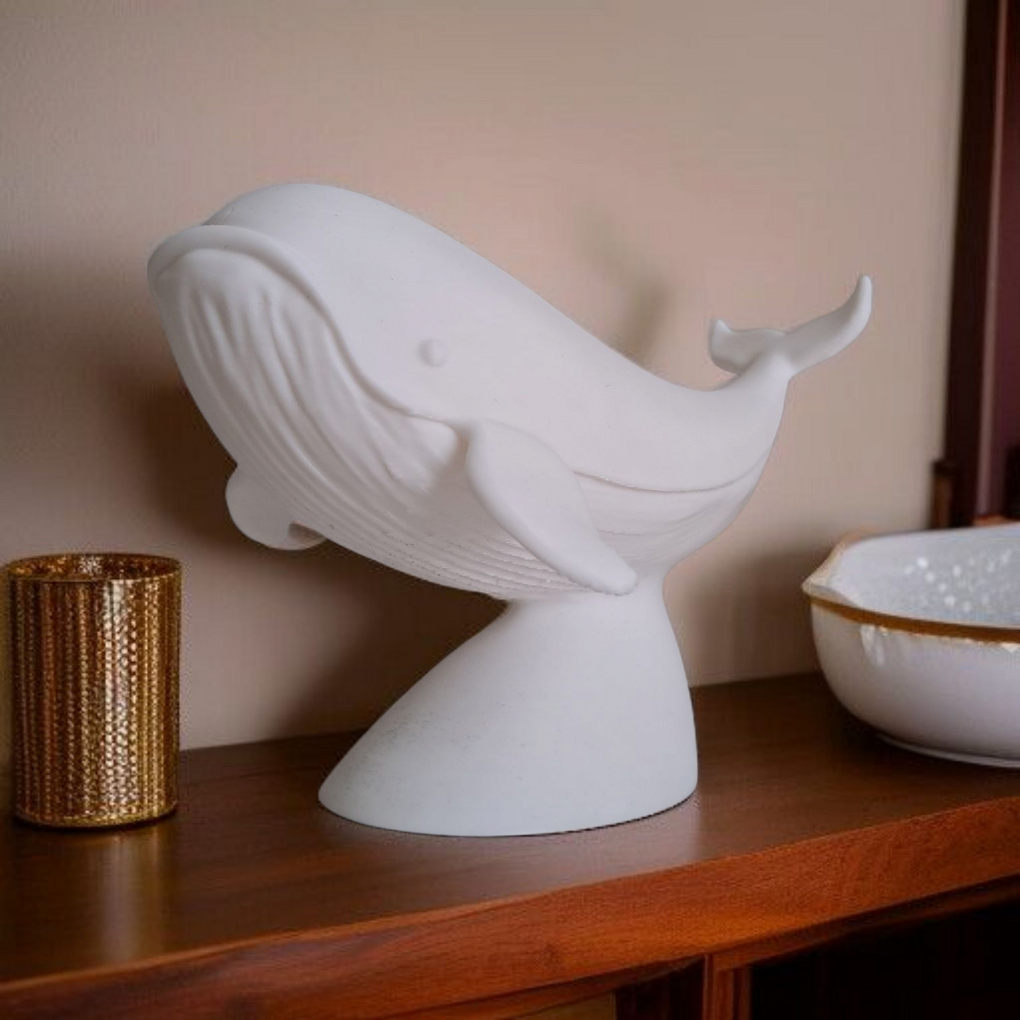 Minimalistische Wal Figur „Whale on Stand“ – Skulptur