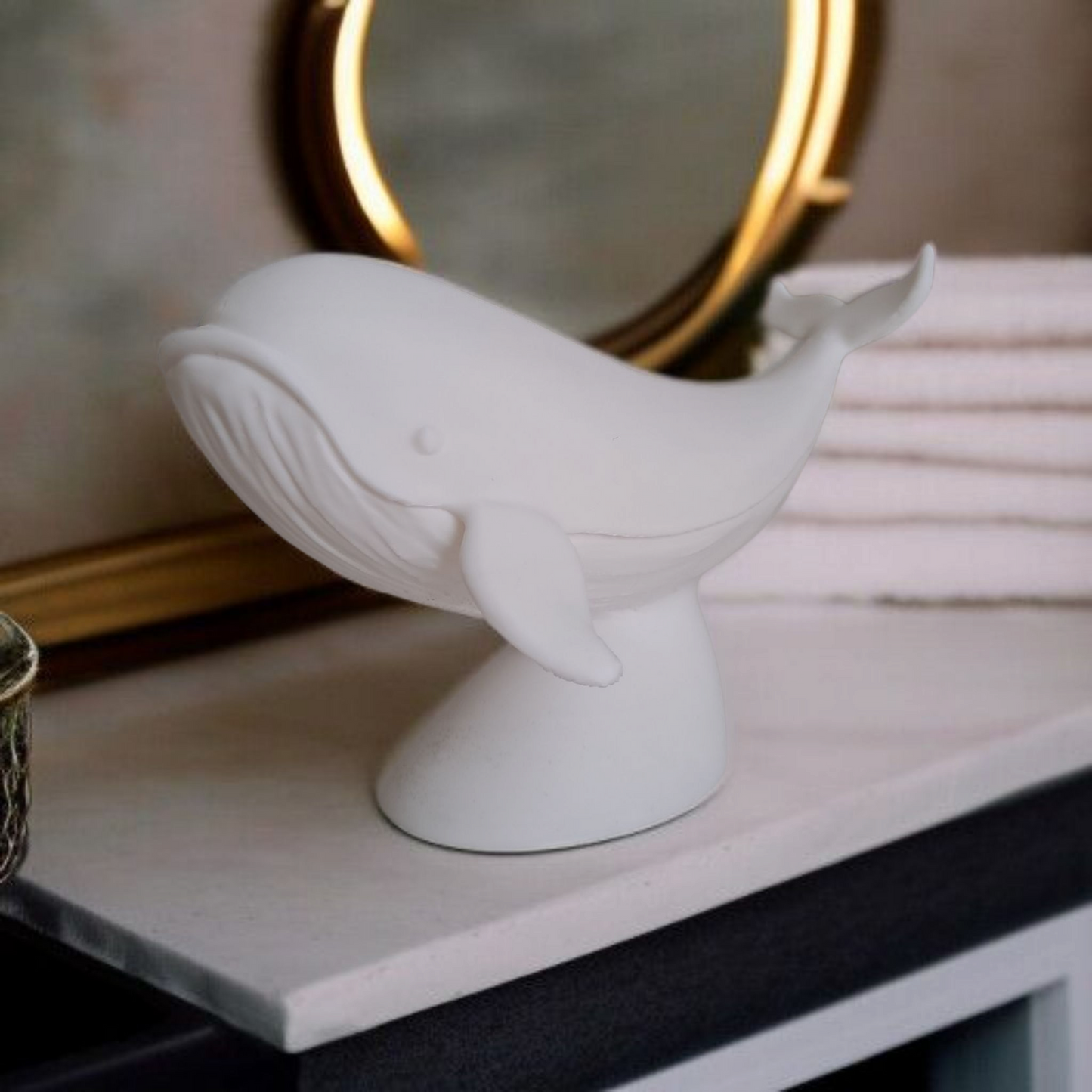 Minimalistische Wal Figur „Whale on Stand“ – Skulptur