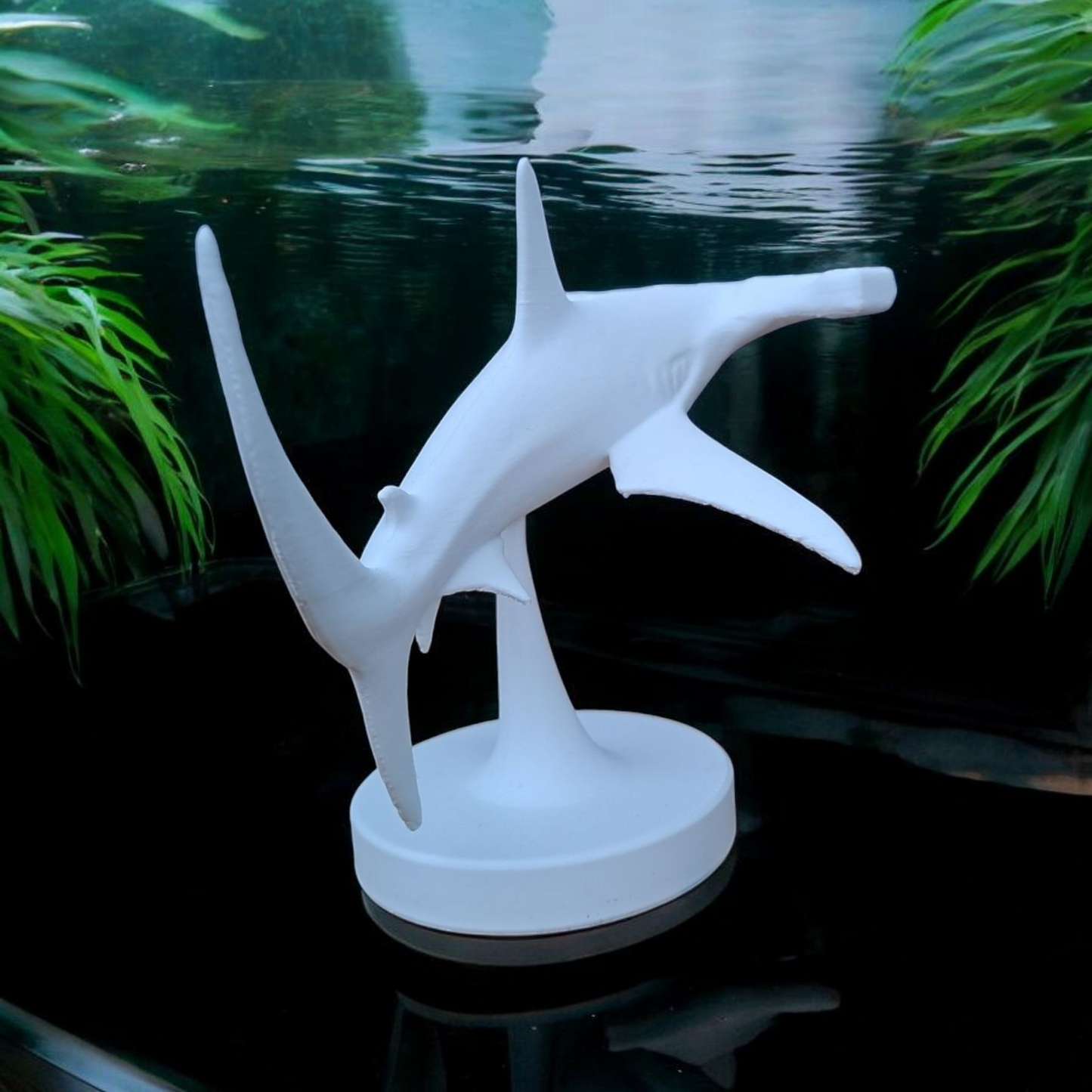 Minimalistische Hai Figur „Hammerhead Shark“ – Skulptur