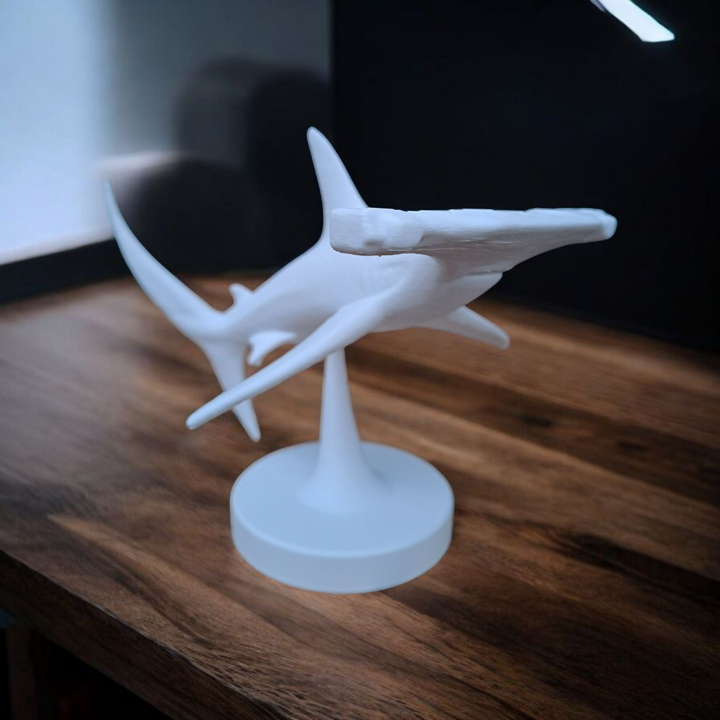 Minimalistische Hai Figur „Hammerhead Shark“ – Skulptur