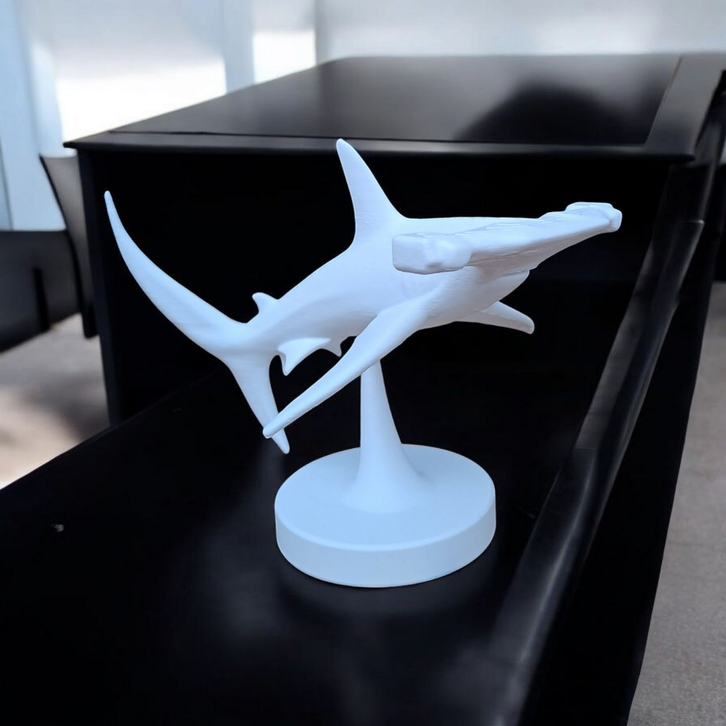 Minimalistische Hai Figur „Hammerhead Shark“ – Skulptur