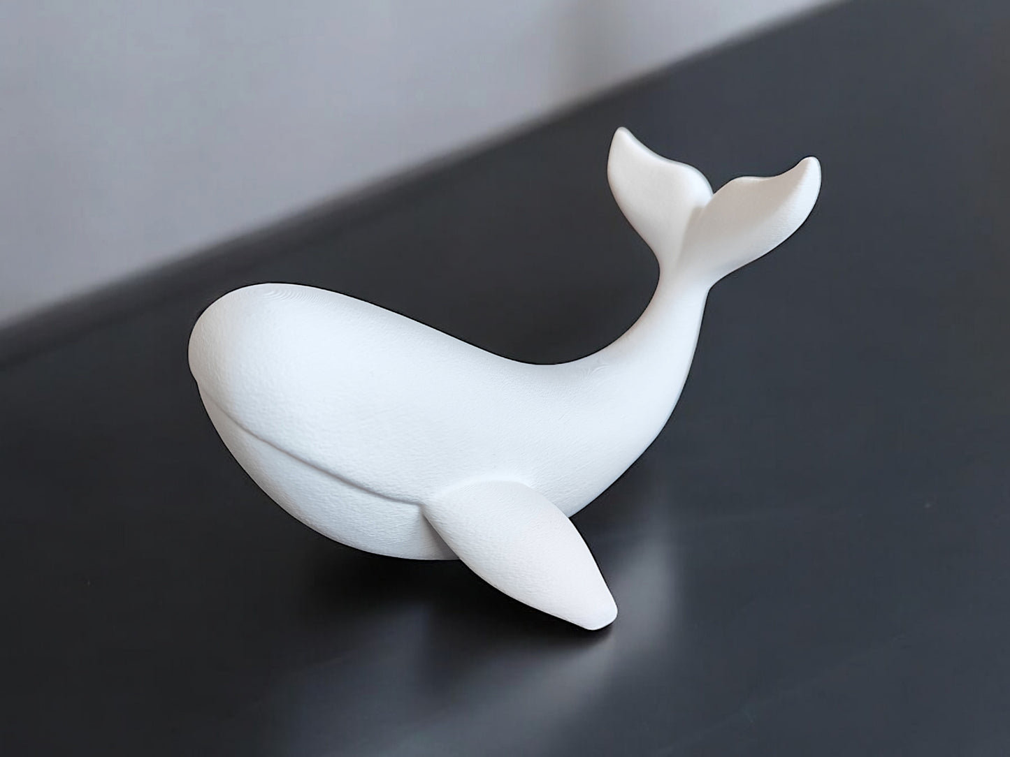 Minimalistische Wal Figur „The Whale“ – Skulptur