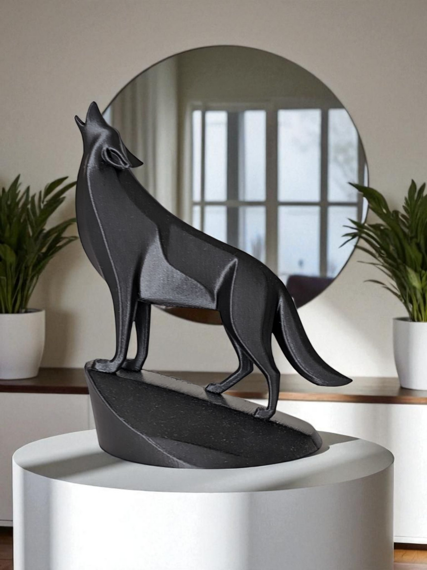 Minimalistische Wolfsfigur „Standing on the Rock“ – Skulptur