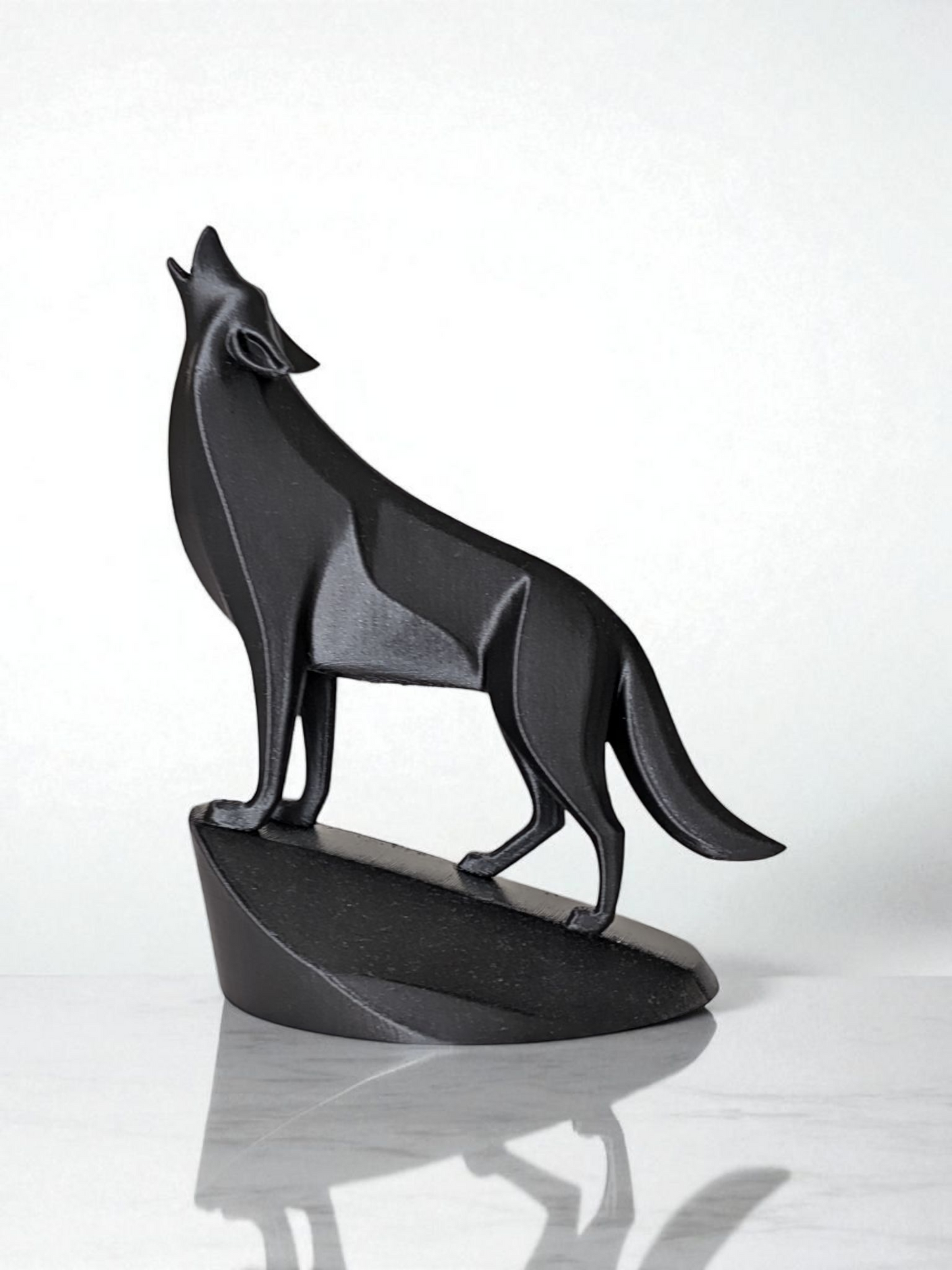 Minimalistische Wolfsfigur „Standing on the Rock“ – Skulptur