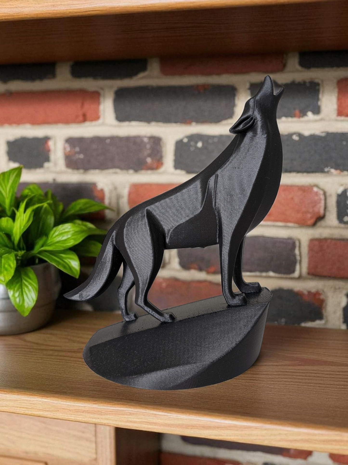Minimalistische Wolfsfigur „Standing on the Rock“ – Skulptur