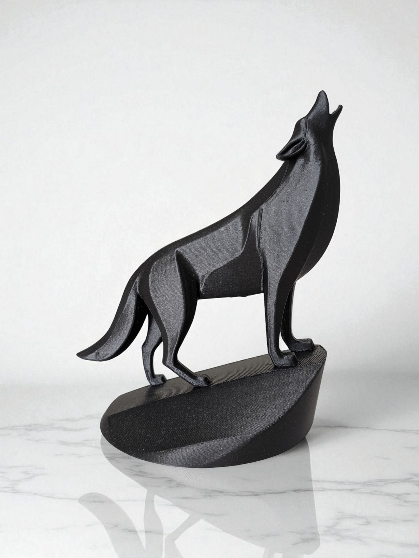 Minimalistische Wolfsfigur „Standing on the Rock“ – Skulptur