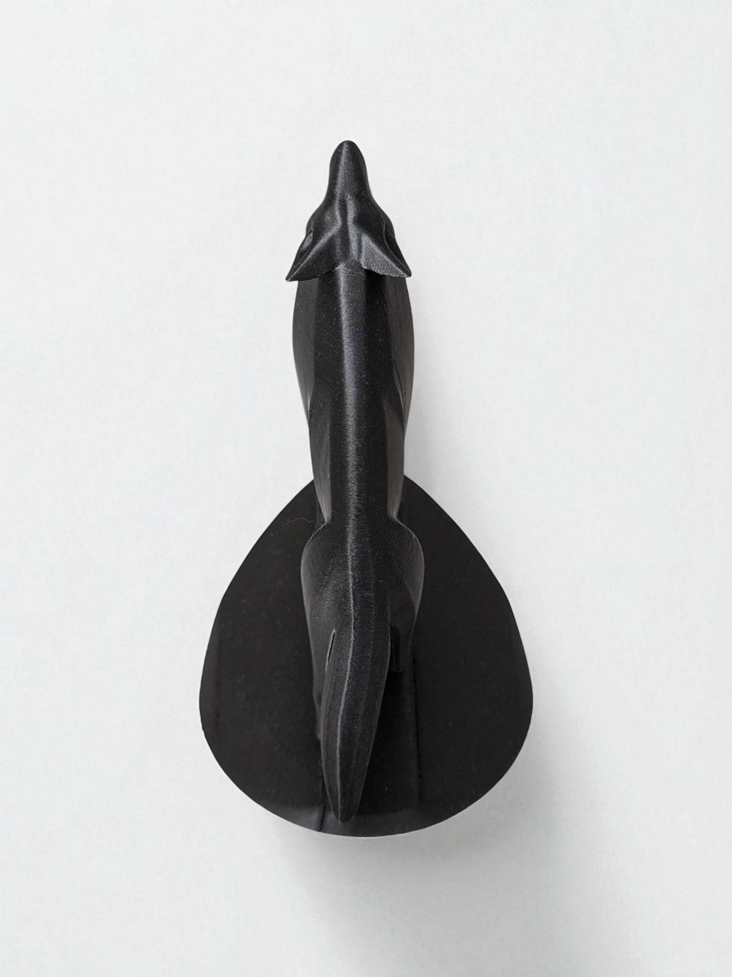 Minimalistische Wolfsfigur „Standing on the Rock“ – Skulptur
