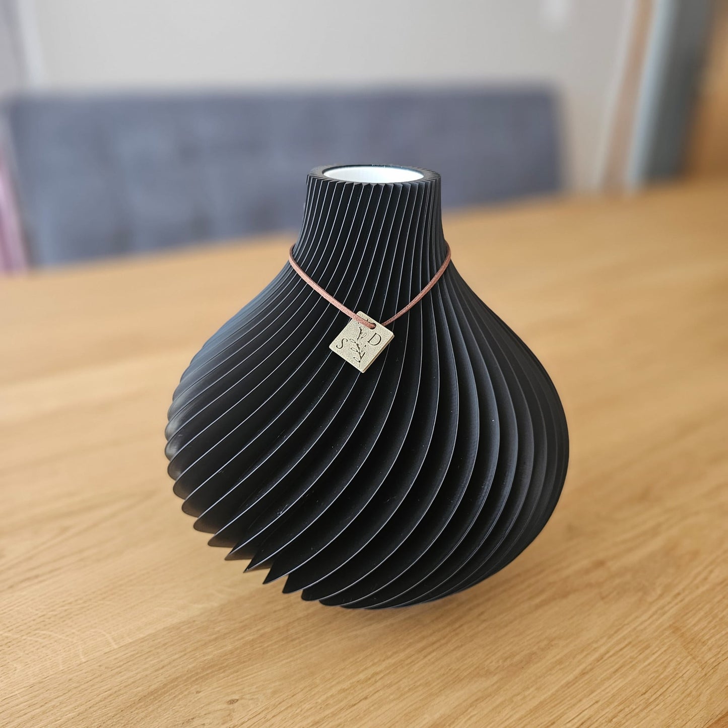 The Lisa Vase – Eleganz in geschwungenem Design