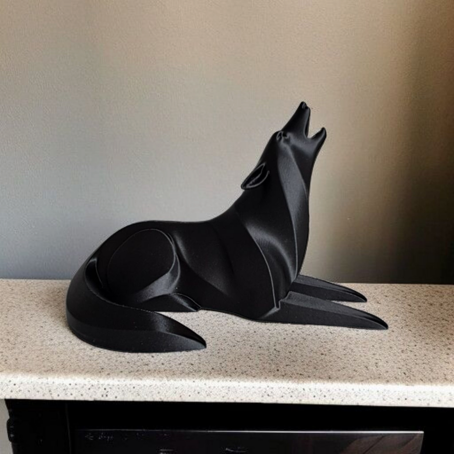 Minimalistische Wolfsfigur „Lying“  – Skulptur