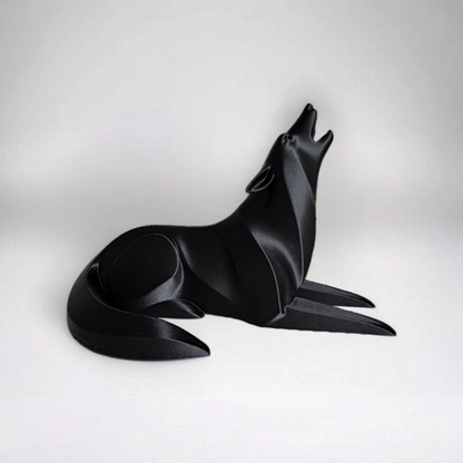 Minimalistische Wolfsfigur „Lying“  – Skulptur