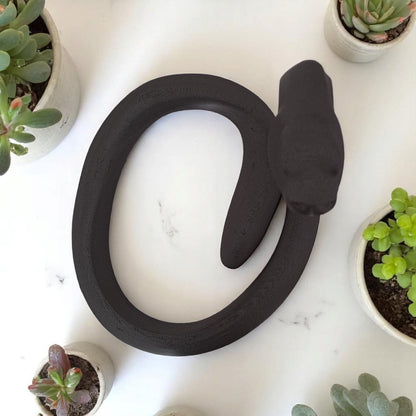 Minimalistische Schlange „BlackMamba“  – Skulptur