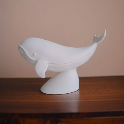 Minimalistische Wal Figur „Whale on Stand“   – Skulptur