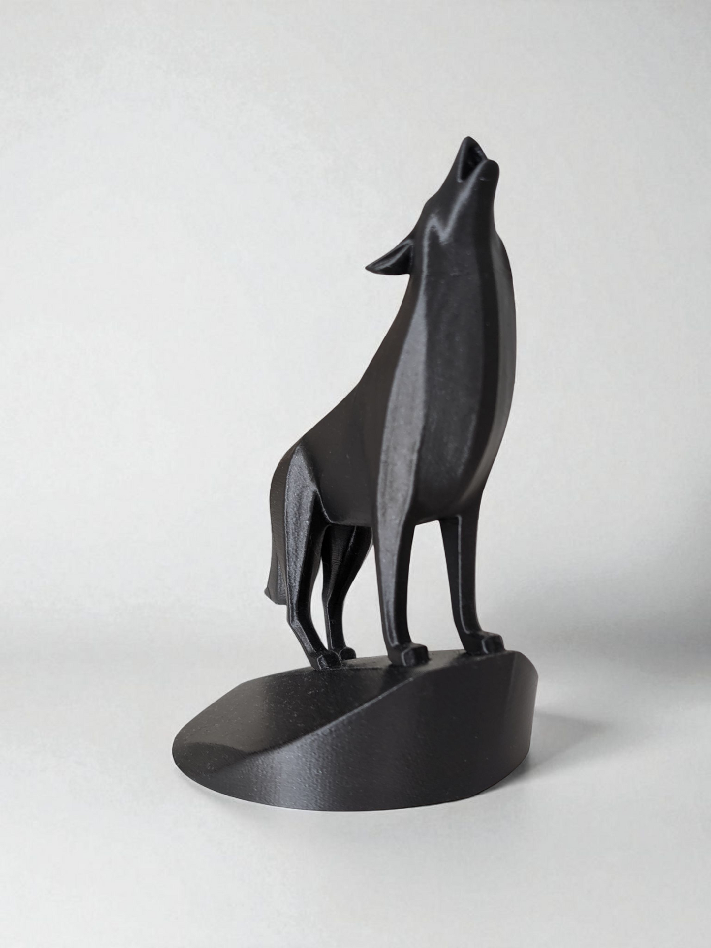 Minimalistische Wolfsfigur „Standing on the Rock“  – Skulptur