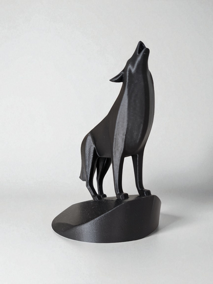 Minimalistische Wolfsfigur „Standing on the Rock“  – Skulptur