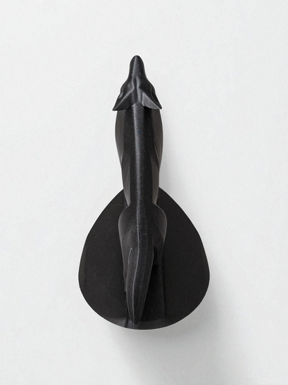 Minimalistische Wolfsfigur „Standing on the Rock“  – Skulptur