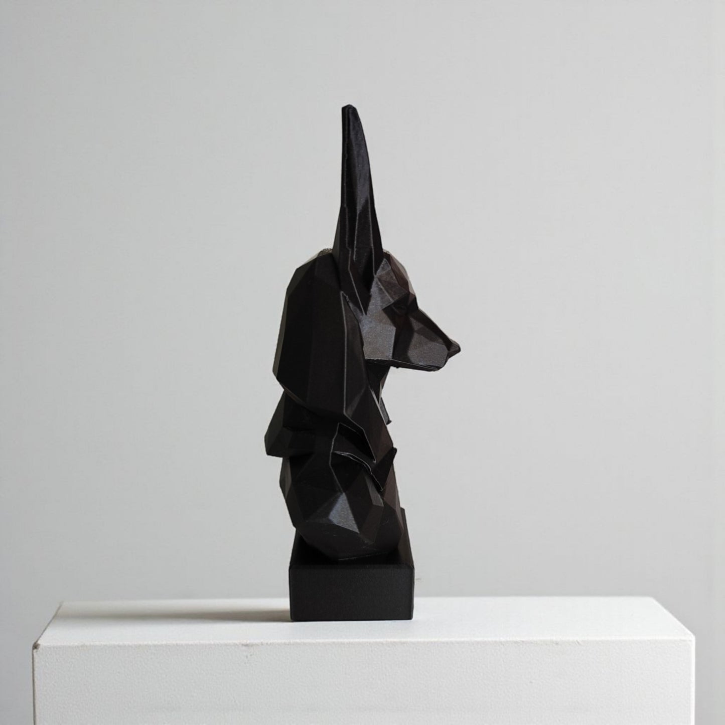 Low Poly Anubis Büste – Mystik trifft Minimalismus   – Skulptur