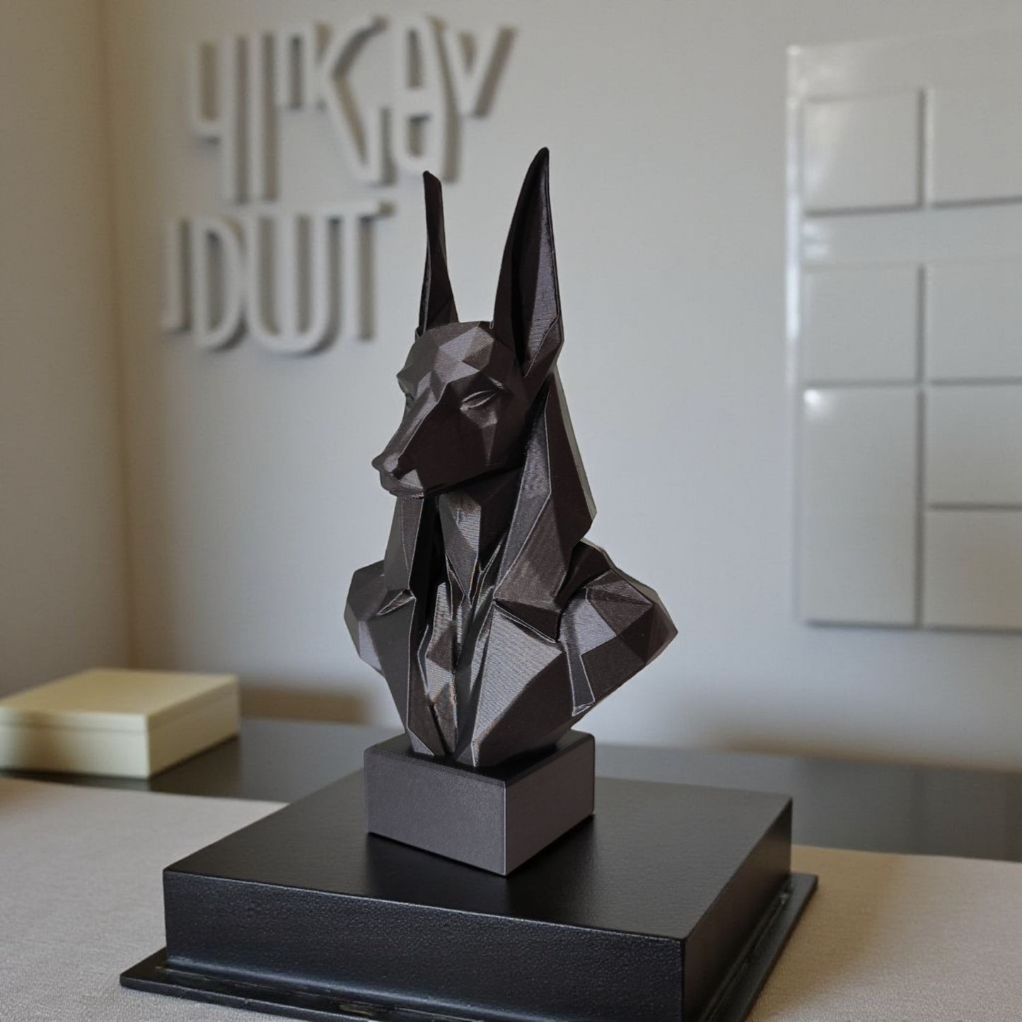 Low Poly Anubis Büste – Mystik trifft Minimalismus   – Skulptur